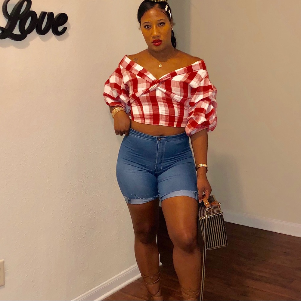 Red and white ruffled sleeve crop top!